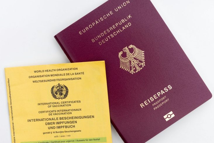 Passaporte austríaco vermelho com o brasão de armas da Áustria para processo de cidadania por descendência.