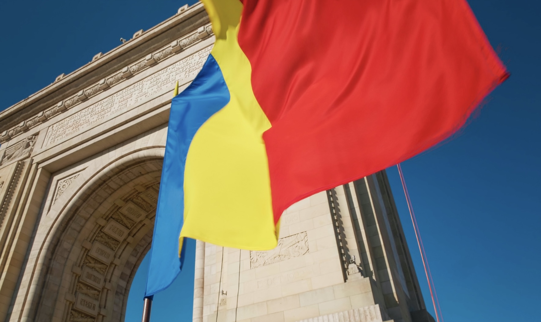 •	Imagem aérea ou frontal do imponente Palácio do Parlamento em Bucareste.