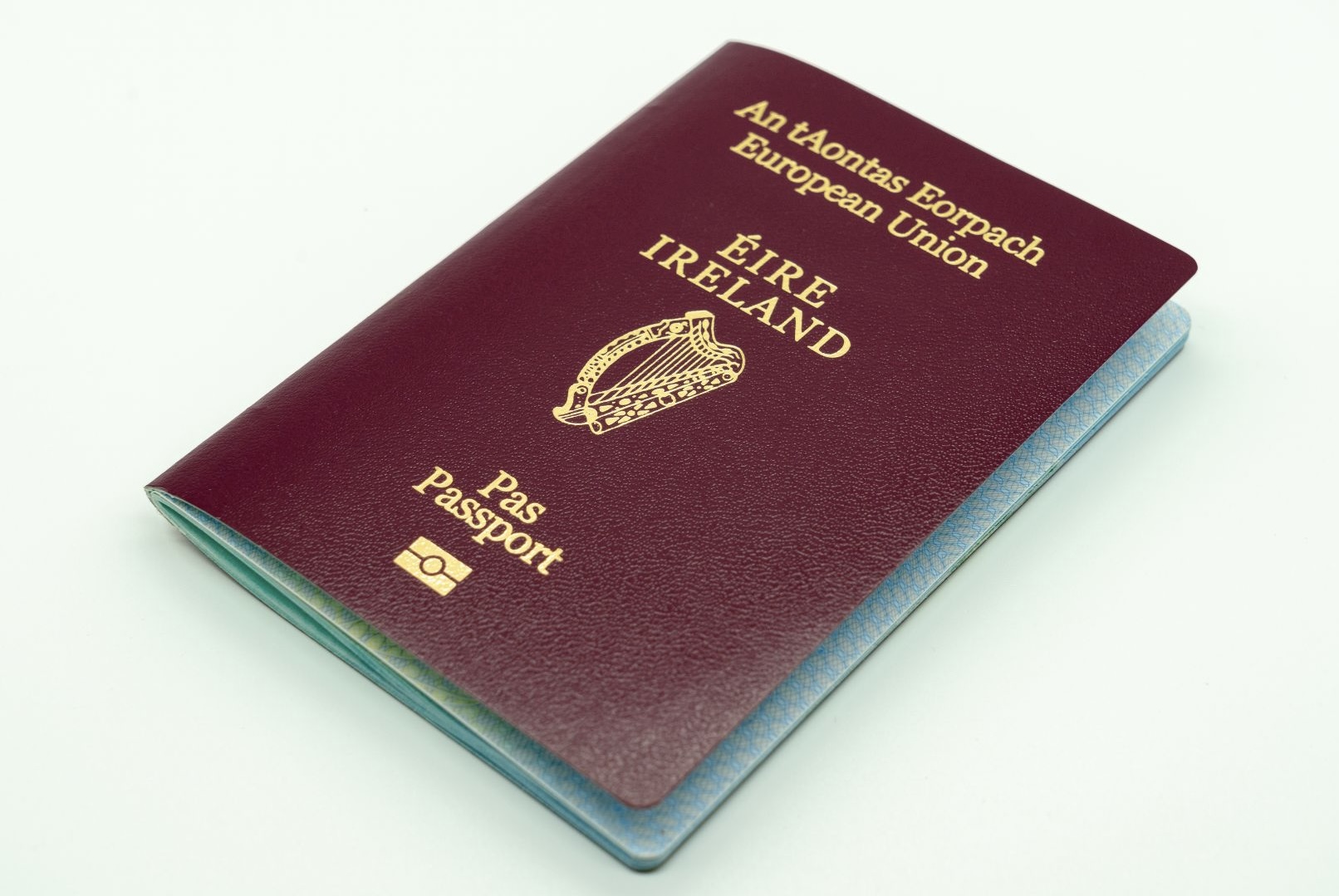 Passaporte da Irlanda representando a cidadania irlandesa por descendência.