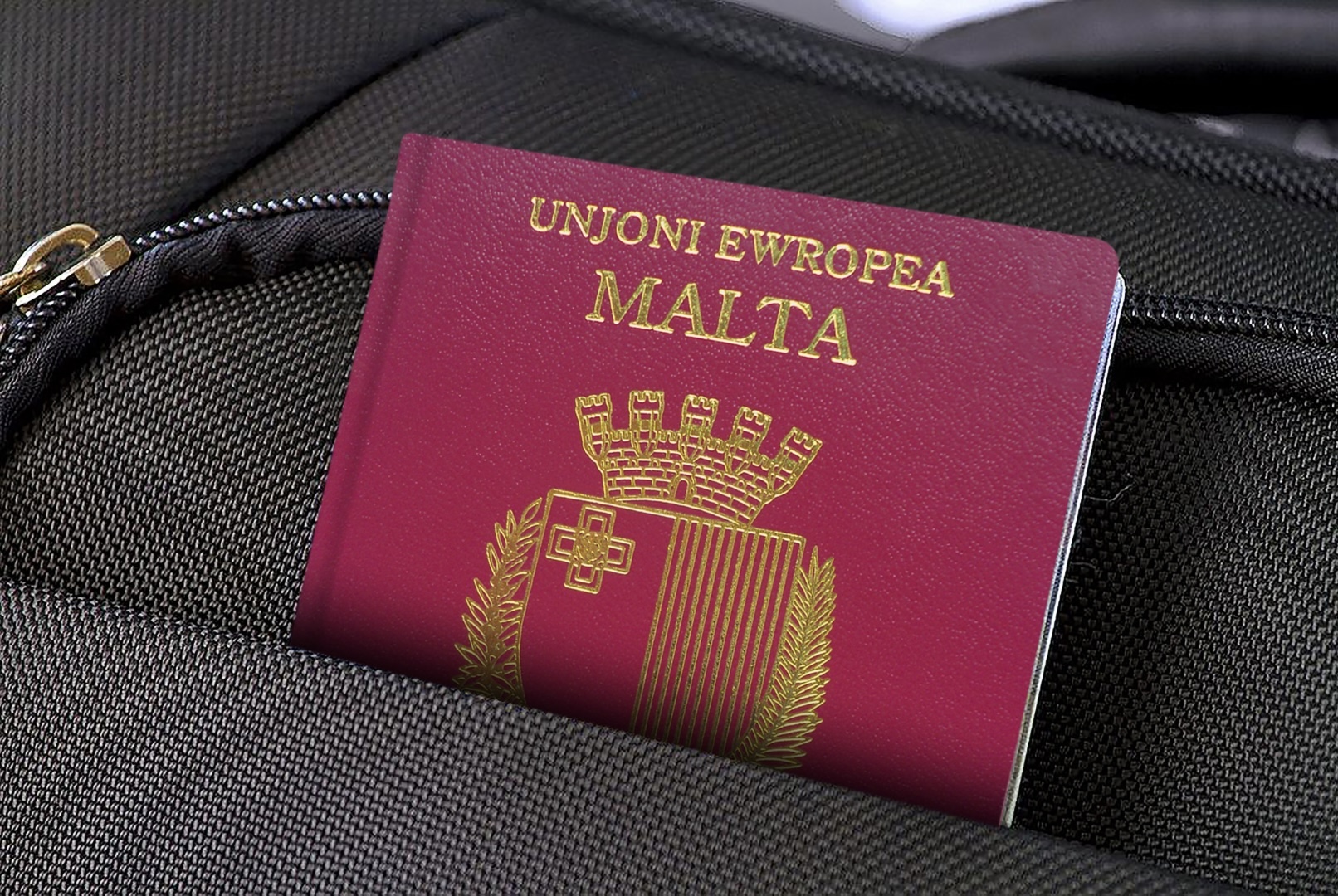 Passaporte europeu sobre a bandeira de Malta representando a cidadania maltesa por descendência.