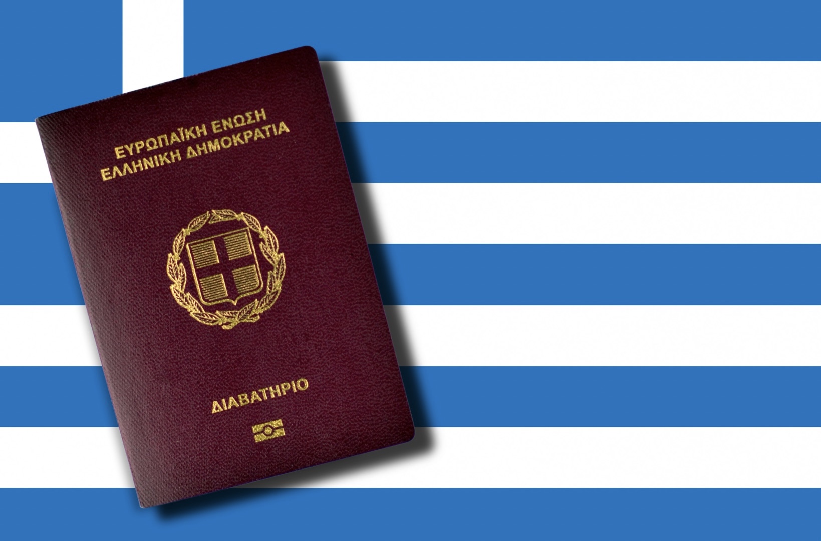 Passaporte grego azul com o brasão de armas da Grécia para processo de cidadania por descendência.